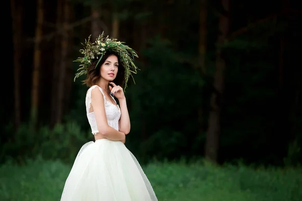 Retrato de uma noiva bonita em um vestido branco e uma grinalda de F — Fotografia de Stock