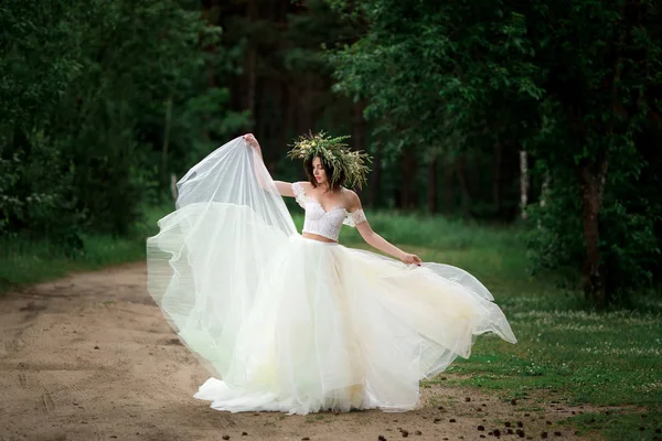 La sposa sta girando nel suo abito da sposa — Foto Stock
