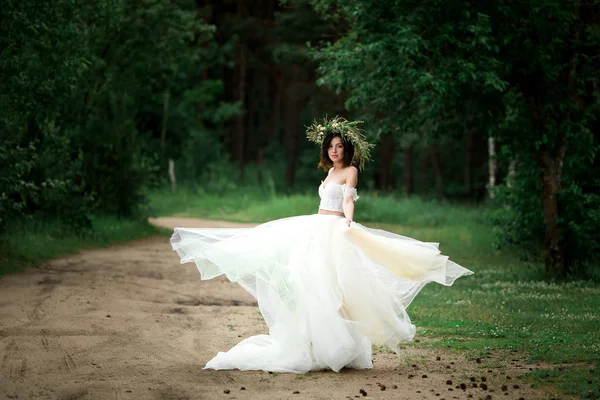 Gelin düğün elbisesini dönüyor