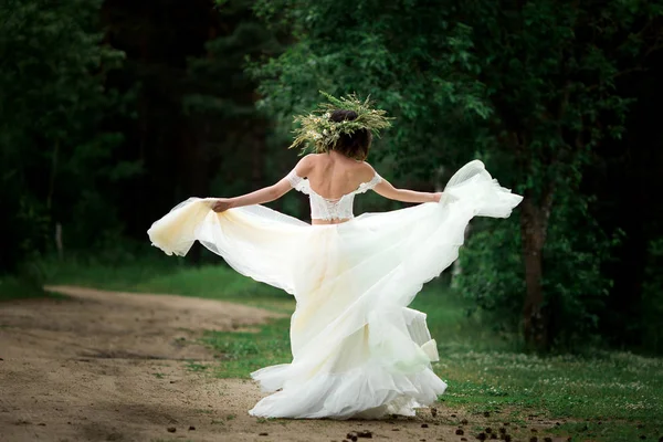 La sposa sta girando nel suo abito da sposa — Foto Stock