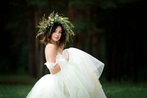 Gelin düğün elbisesini dönüyor — Stok fotoğraf