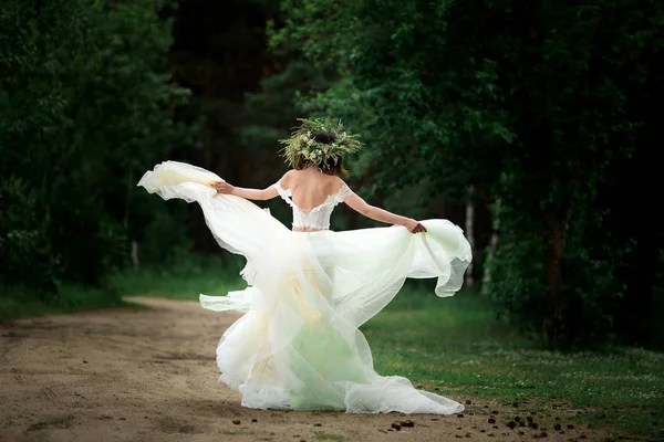 Gelin düğün elbisesini dönüyor