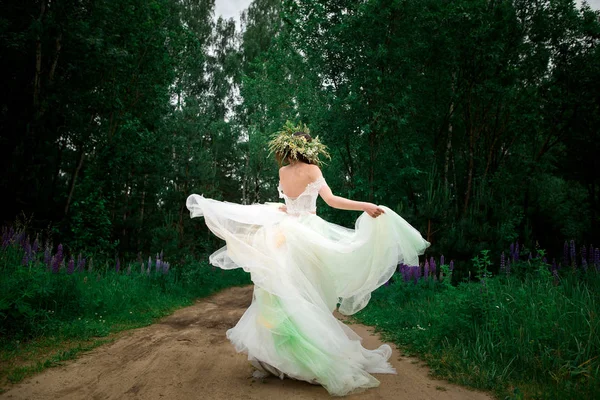 Panna młoda jest spinning w sukni ślubnej — Zdjęcie stockowe