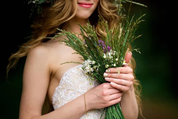 Flor de casamento, bela noiva segurando flor no jardim . — Fotografia de Stock