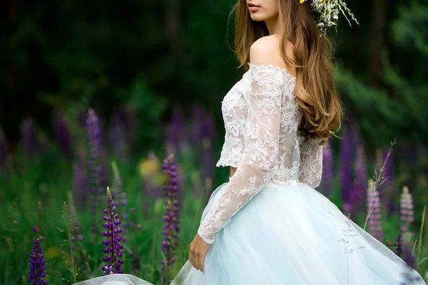 Bella sposa in un abito blu — Foto Stock