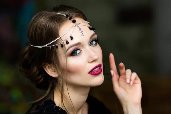 Retrato de una hermosa chica con labios brillantes — Foto de Stock