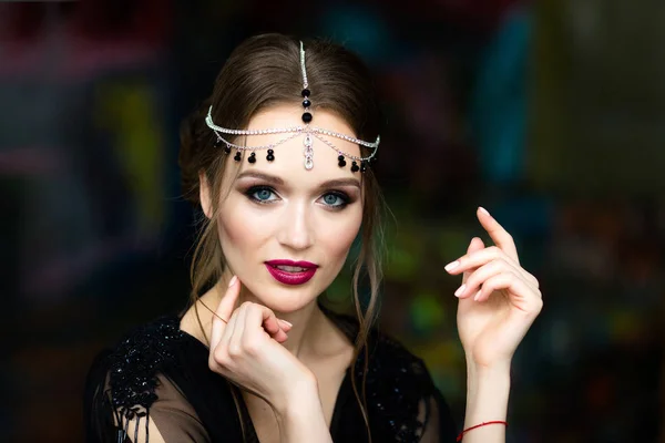 Retrato de una hermosa chica con labios brillantes —  Fotos de Stock