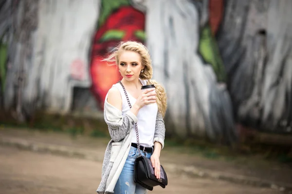 Bella ragazza triste bere caffè per strada — Foto Stock