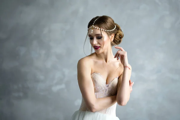 Mooie bruid met lichte make-up — Stockfoto