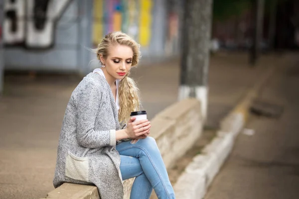 Kávét iszik az utcán szép szomorú lány — Stock Fotó