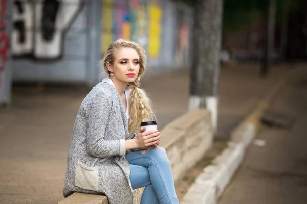 Bella ragazza triste bere caffè per strada — Foto Stock