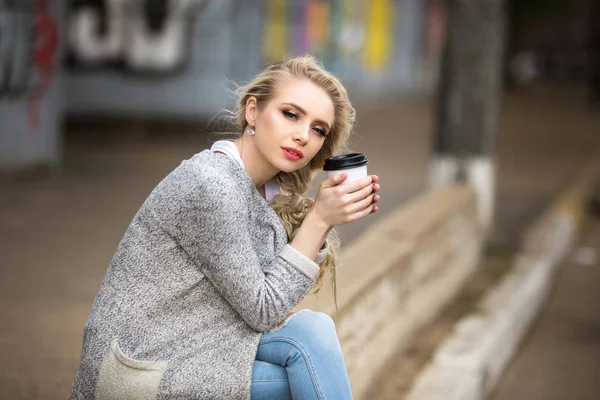 Bella ragazza triste bere caffè per strada — Foto Stock