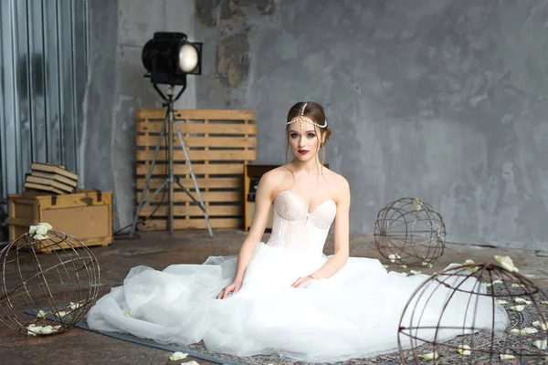 Krásná nevěsta s světlý make-up — Stock fotografie