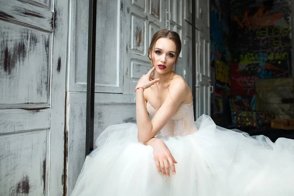 Hermosa novia con maquillaje brillante — Foto de Stock