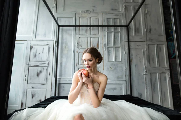 Elinde apple ile güzel gelin