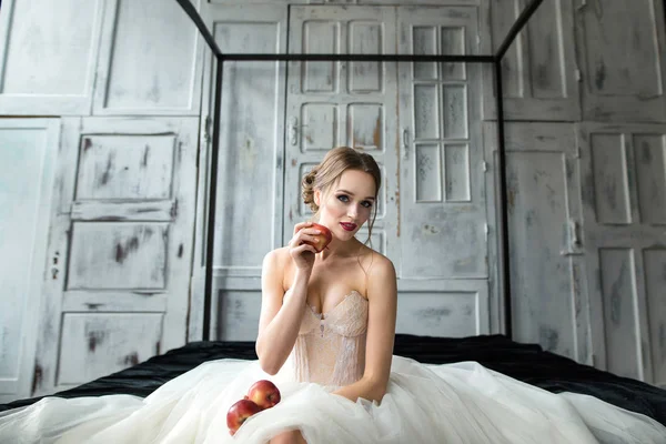 Schöne Braut mit Apfel in der Hand — Stockfoto