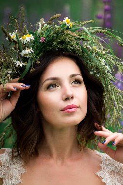 Acı bakla alanındaki beyaz elbiseli güzel kız