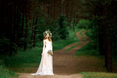 Çiçek çelenk ile beyaz elbiseli güzel gelin