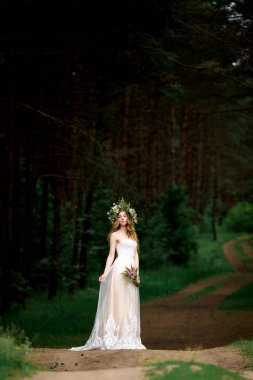 Çiçek çelenk ile beyaz elbiseli güzel gelin