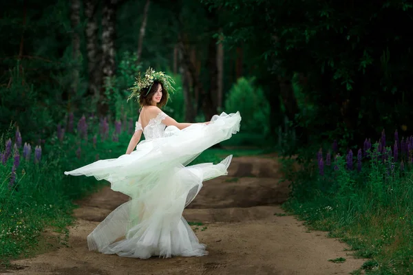 Gelin düğün elbisesini dönüyor — Stok fotoğraf