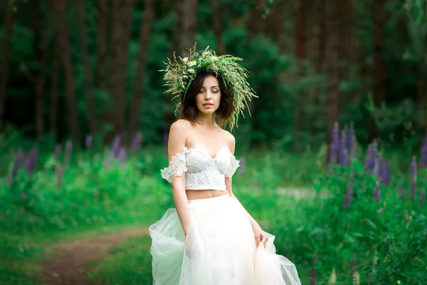 La mariée tourne dans sa robe de mariée — Photo