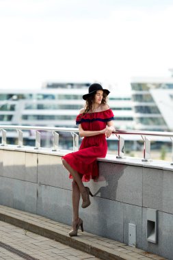 Şapkalı güzel kız şehir etrafında yürür