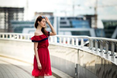 güzel sevimli seksi esmer kız şehirde yürüyüş