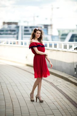 güzel sevimli seksi esmer kız şehirde yürüyüş