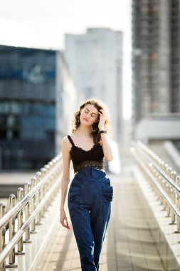 Sokakta yürürken çok güzel kız