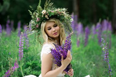 Acı bakla alanındaki beyaz elbiseli güzel kız