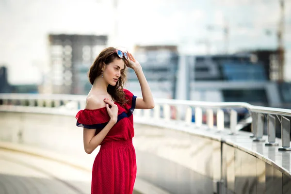 Mooie leuke sexy brunette meisje lopen rond de stad — Stockfoto