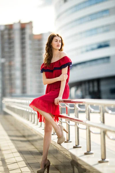 Menina muito bonita andando pela rua — Fotografia de Stock