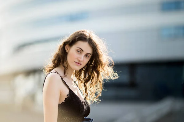 Menina muito bonita andando pela rua — Fotografia de Stock