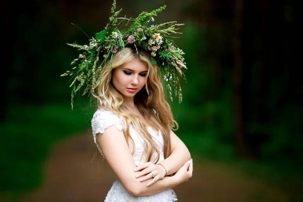 Retrato de uma noiva bonita em um vestido branco e uma grinalda de F — Fotografia de Stock