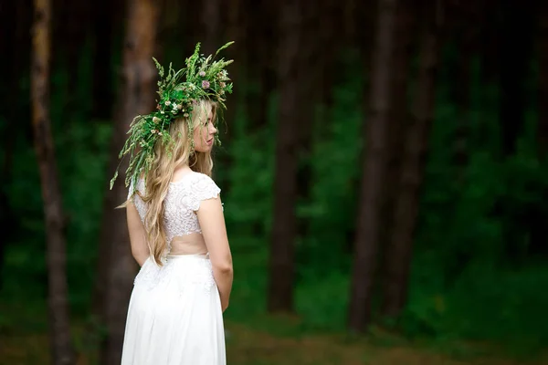 Portrait d'une belle mariée dans une robe blanche et une couronne de F — Photo