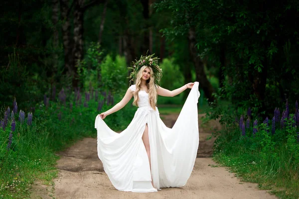 Retrato de uma noiva bonita em um vestido branco e uma grinalda de F — Fotografia de Stock