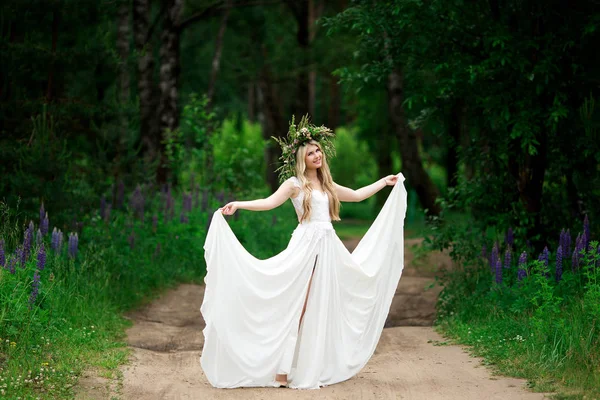 Portrét krásné nevěsty v bílých šatech a věnec F — Stock fotografie