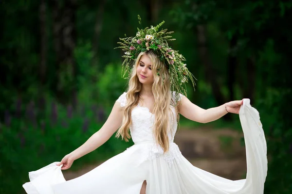 美丽的新娘的白色的裙子和 F 花圈的肖像 — 图库照片