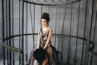 Karanlık ba parlak makyaj ile güzel bir esmer portresi