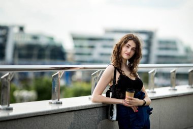 güzel beyaz bir kadın açık bir portresi