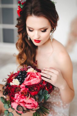 Güzel gelin yatakta oturur