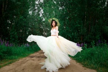 Gelin elbisesi içinde dönüyor