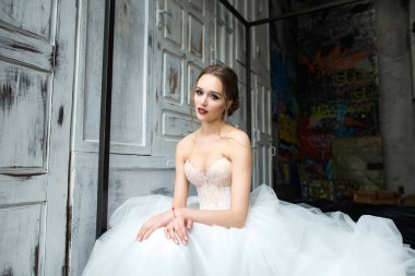 yatağa gelin parlak kalıcı makyaj ile oturur