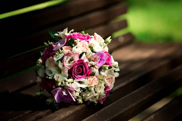 Wedding bouquet with colorful flowers — Stock Photo, Image