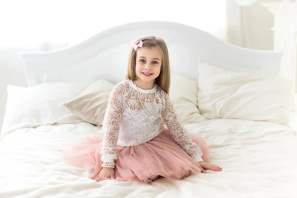 Retrato de uma menina sorridente no estúdio — Fotografia de Stock