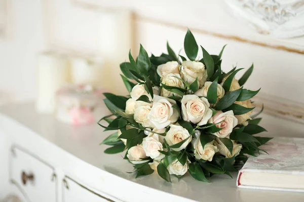 Hochzeitsstrauß mit bunten Blumen — Stockfoto