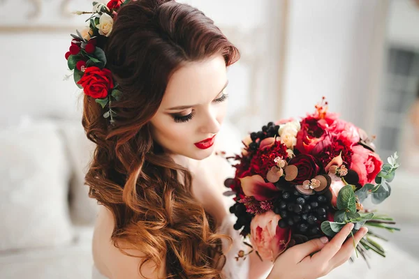 Krásná brunetka nevěsta svatební portrét drží kytici růží — Stock fotografie