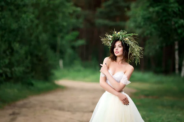 Braut im weißen Kleid mit Blumenkranz — Stockfoto