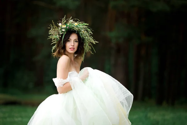 Die Braut dreht sich in ihrem Kleid — Stockfoto