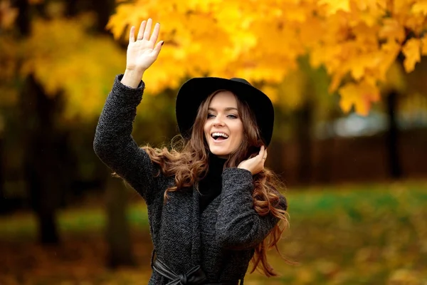 Portrait of very beautiful woman in autumn park — Stock Photo, Image